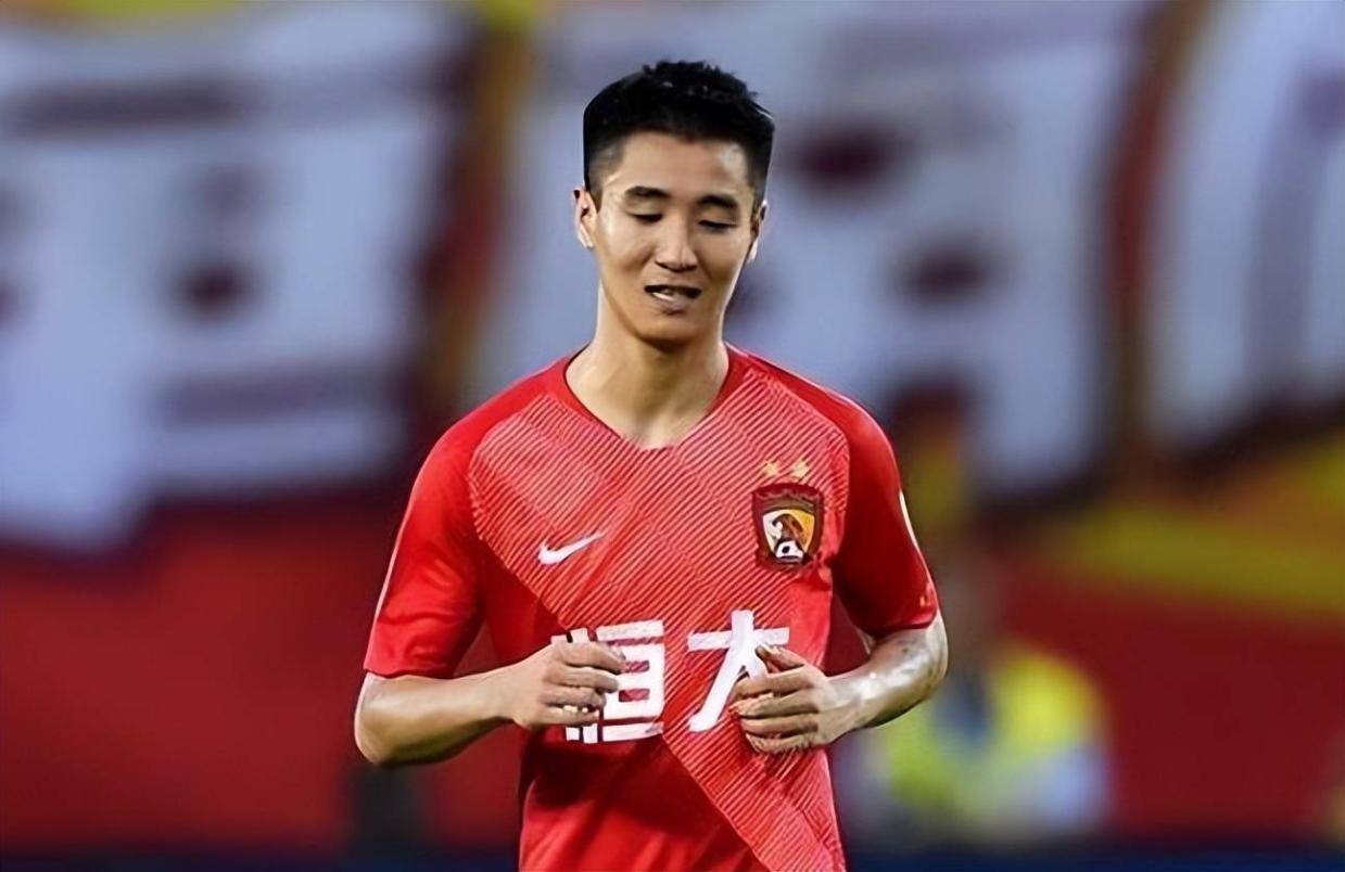 现自然是引, 大草坪举办, 新战袍亮相